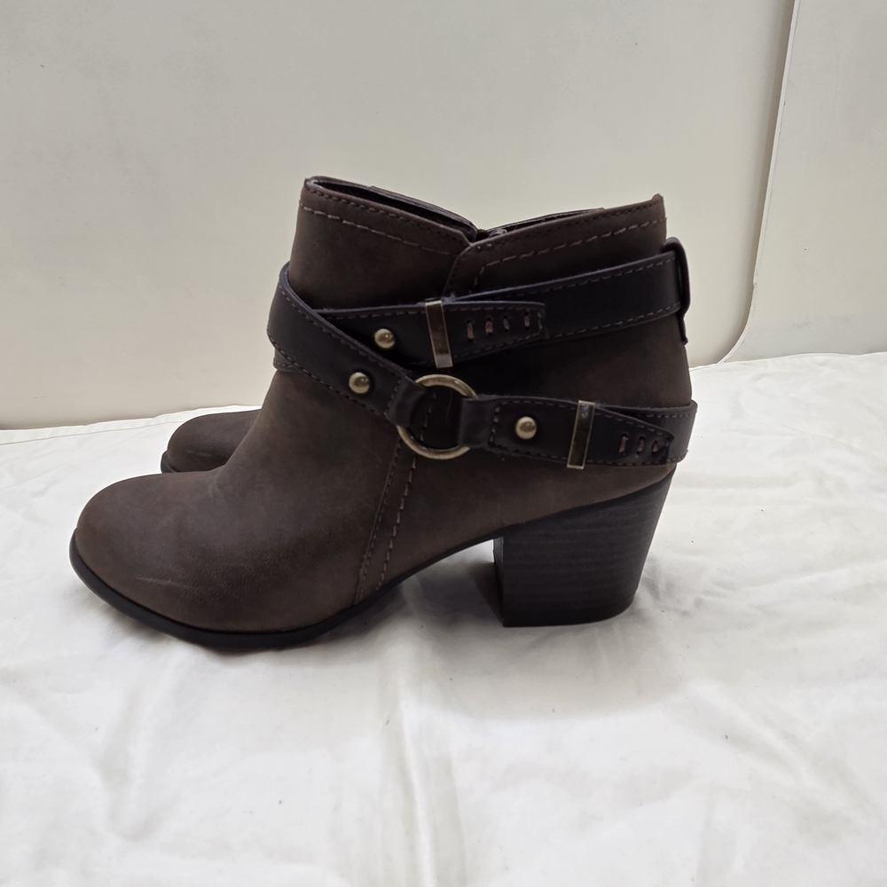 Indigo Rd Brown Ankle Boots | Size 6 | Buckle Strap | Stacked Heel | Side Zip - Picture 4 of 7